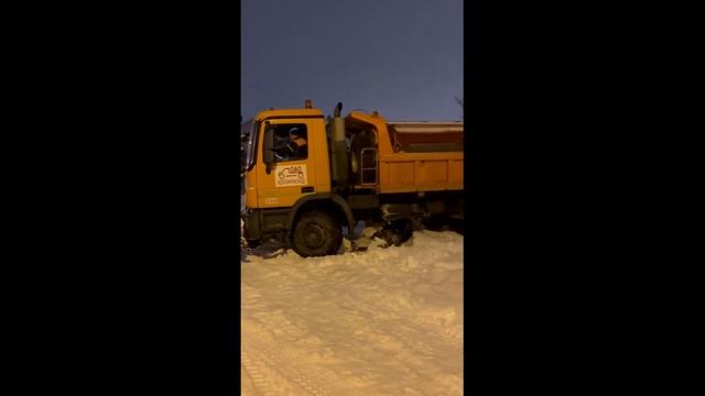Спасаем снегоуборочную технику (Уаз тянет грузовик) смотреть онлайн