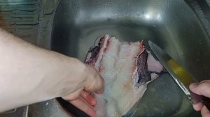 Как Треску рыбу почистить, очистить дома! Чищу Рыбу очищаю от чищуи и костей дома.