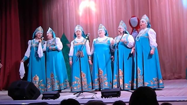 А я бабушку люблю, а я к бабушке приду, постою я с ней на сцене и обратно убегу