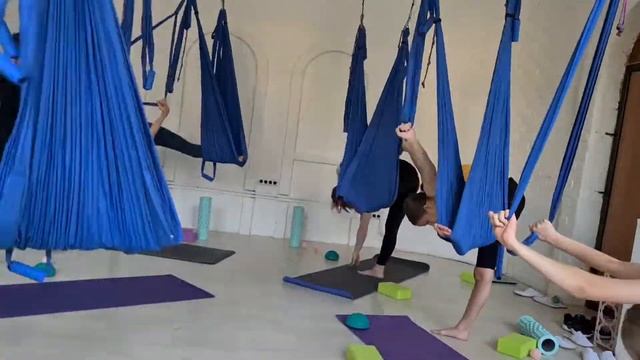 Как проходят занятия по йоге в гамаках смотреть онлайн