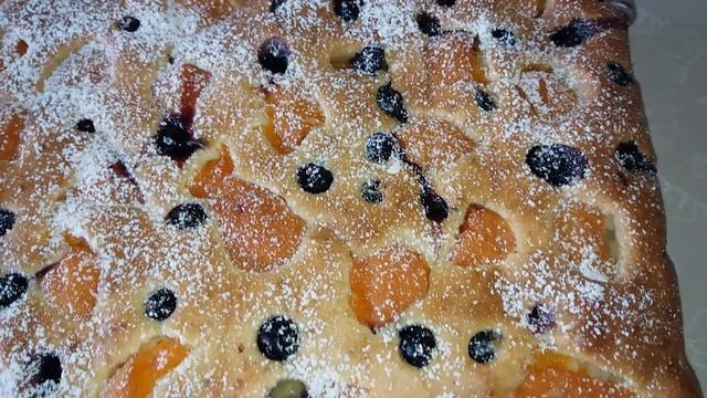 Пирог с абрикосом и черешней