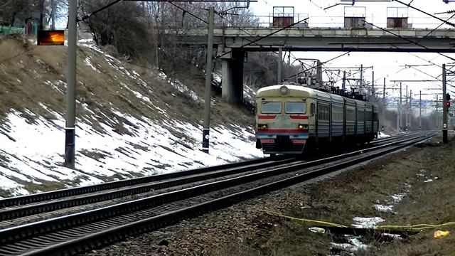 ЭР9м -385/4016 на перегоне смотреть онлайн