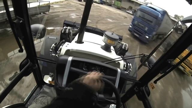 Экскаватор-погрузчик HIDROMEK HMK 102S: Превосходство в черно-белом цвете смотреть онлайн