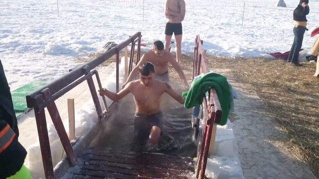 Купание 19.01.2016, Новосибирск, река Обь, заход Серёги смотреть онлайн