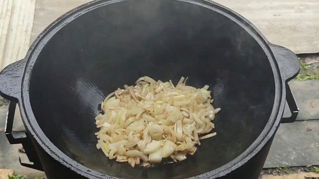 Макароны по флотски с соусом в казане на печи. смотреть онлайн