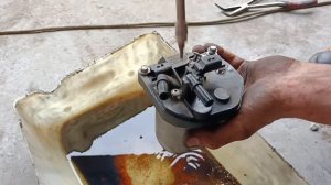 Volvo V40 1.6 D 2015. Replacing the fuel filter. Volvo V40. Замена топливного фильтра.