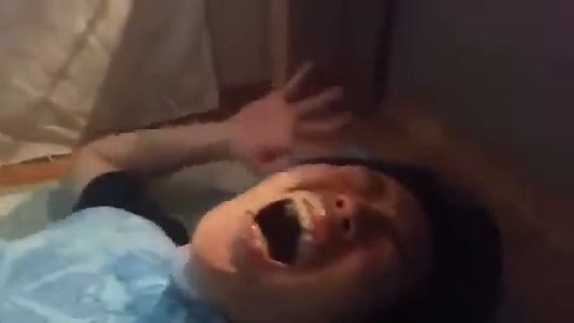 Как разбудить друга при помощи васаби!Медвежий фарш18+ смотреть онлайн