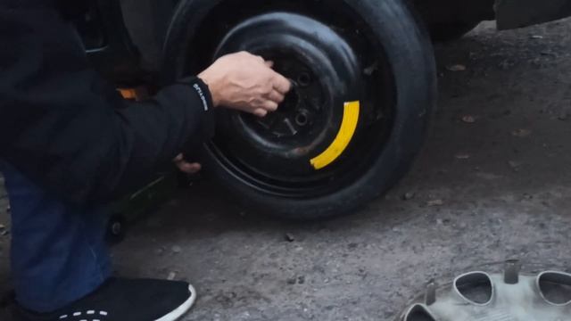#Помогли? /Девушке с двумя маленькими детьми ? / На трассе лопнуло колесо ?? смотреть онлайн