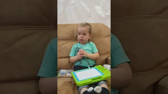 Рисует папу и маму) смотреть онлайн