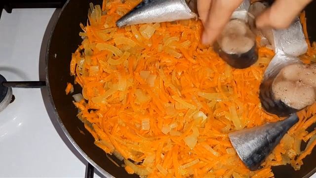 Тушеная скумбрия с луком и морковью. смотреть онлайн