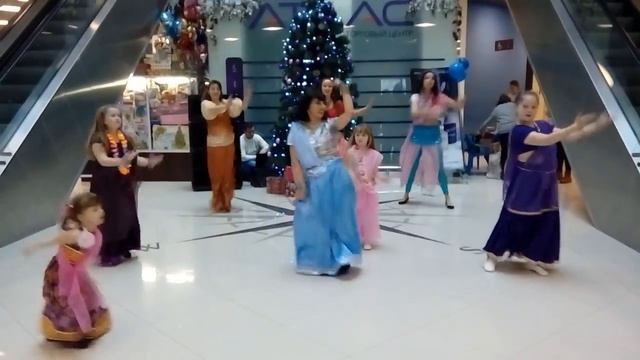 Студия индийского танца Радашьям. Флешмоб.ТЦ Атлас. г. Обнинск. смотреть онлайн