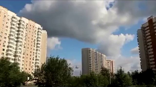 Низколетящий над домами самолёт Boeing 747 - 400 смотреть онлайн