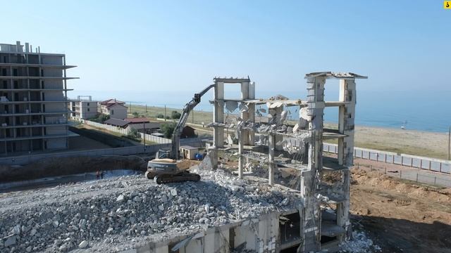 Демонтаж недостроенного курортного комплекса в п. Прибрежное. Эпичное обрушение последнего фрагмент смотреть онлайн
