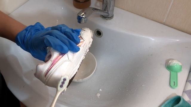 Белую подошву отчищаю за 3 минуты. Покажу совет для умных и ленивых,  я пользуюсь им не первый год