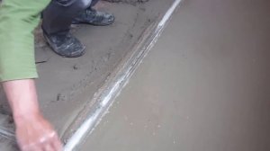 Заливка пола в квартире или тонкая стяжка пола по маякам