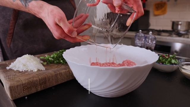 ВКУСНЫЙ И ПРОСТОЙ РЕЦЕПТ ГОЛУБЦОВ | ГОТОВЬ, КАК ВЬЮНИК смотреть онлайн