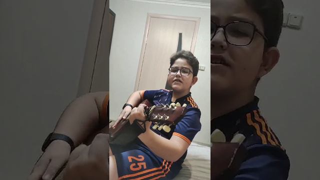 играю на гитаре