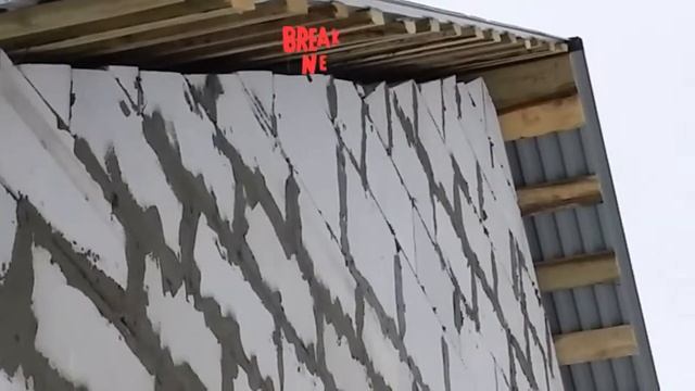 СТРОЙКА ДОМ ИЗ ГАЗОБЕТОНА ПОДНЯЛИ Фронтон. Задняя часть дома. смотреть онлайн