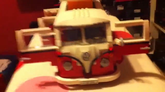 Lego 10220 Volkswagen T1 Camper Van смотреть онлайн