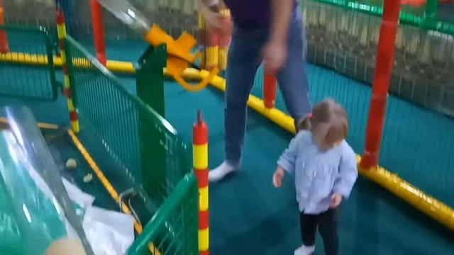 Девочки прыгают на батуте! Играют на детской площадке! смотреть онлайн