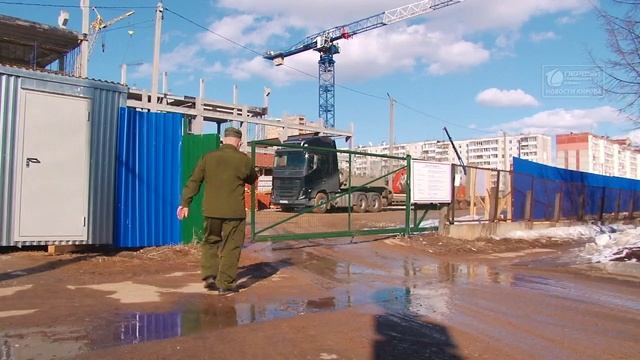 Упавший кран мешает строить школу