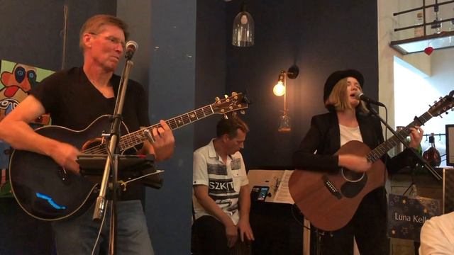 Luna Keller - Live смотреть онлайн