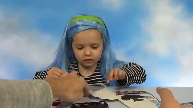 Катя делает макияж из косметики для девочек смотреть онлайн