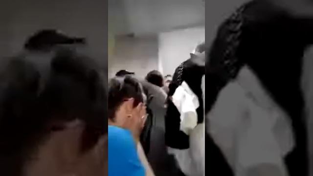 Избивают людей в Реутовском суде непонятные люди в масках!!!!! смотреть онлайн