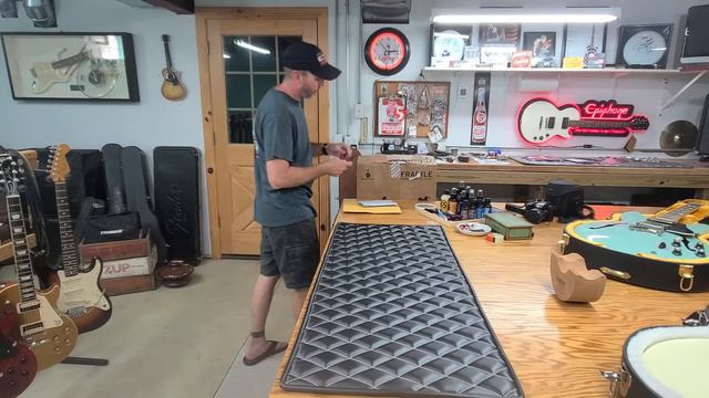 New Gibson Les Paul, Case Candy, Case, and Attributes. смотреть онлайн