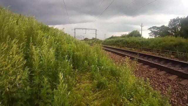 Электровоз ЭП1П-008 следует резервом по Транссибирской магистрали после небольшой грозы. смотреть онлайн