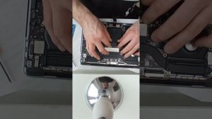 Замена аккумулятора в домашних условиях на MacBook Pro 13  модель А1706 touch bar