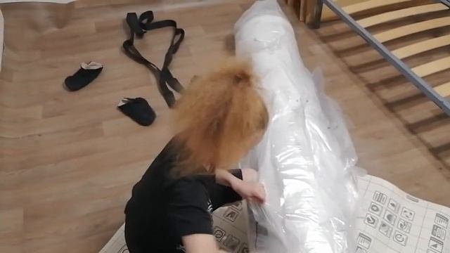 Распаковка полиуретанового матраса из Икея смотреть онлайн