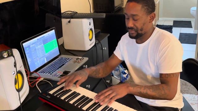 L-Finguz Working On A Beat On Logic Pro Playing The Piano This Video Insane ￼ смотреть онлайн