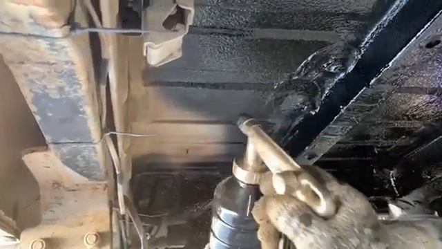 Пример нанесения антикора на днище автомобиля | Антикоррозийная обработка днища | Балаково смотреть онлайн