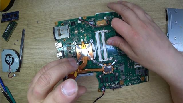 Toshiba Satellite R850-115 разбор, замена матрицы, замена термопасы. смотреть онлайн