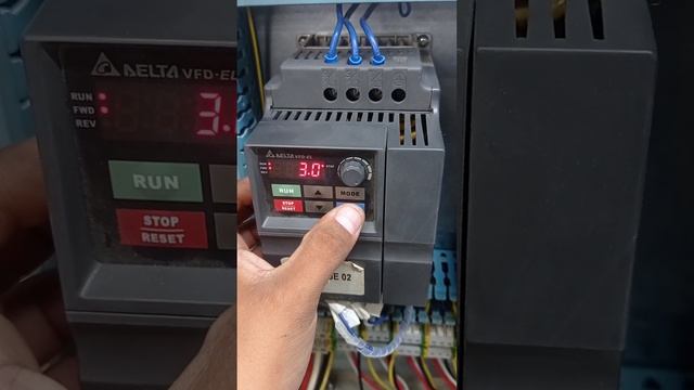 Cambio de parámetros de Aceleración y Desaceleración en variador DELTA VFD смотреть онлайн