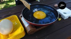 Приготовление страусиного яйца. Большая яичница