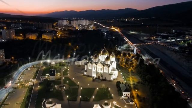 Gelendzhik, Russia. Cathedral of St. Andrew the First-Called. Andreevsky park. Night time, Aerial V смотреть онлайн