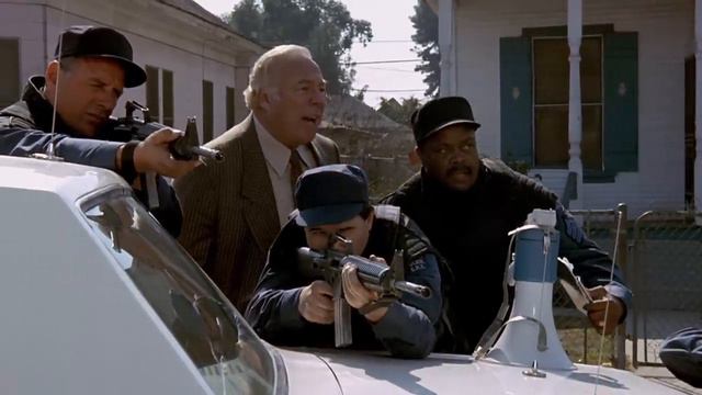 Голый пистолет 2½: Запах страха, задержание смотреть онлайн