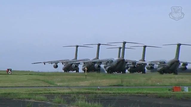 "Слоновья прогулка" военно-транспортных самолетов Kawasaki C-1 Воздушных сил самообороны Японии смотреть онлайн