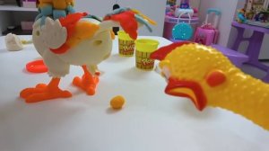 Ева и мама делают день детских игр