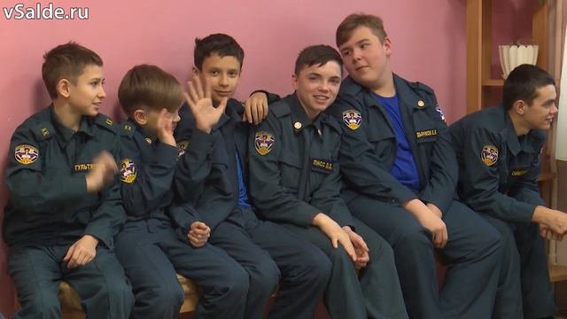 Накануне Нового года салдинской школе юных спасателей МЧС подарили телевизор смотреть онлайн