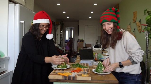 TESTING HOLIDAY PINTEREST RECIPES | Cheese Trees, Stained Glass Window Cookies + more! смотреть онлайн