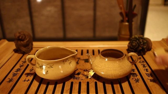 Набор антикварной посуды # 17398 , фарфор (чайник 140 мл., гундаобэй 140 мл., 4 пиалы 50 мл.) смотреть онлайн