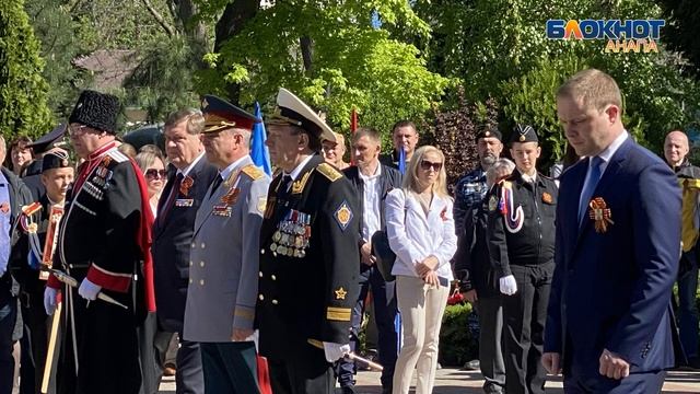 К Вечному огню в Анапе возложили Гирлянду Славы и Венки Памяти смотреть онлайн