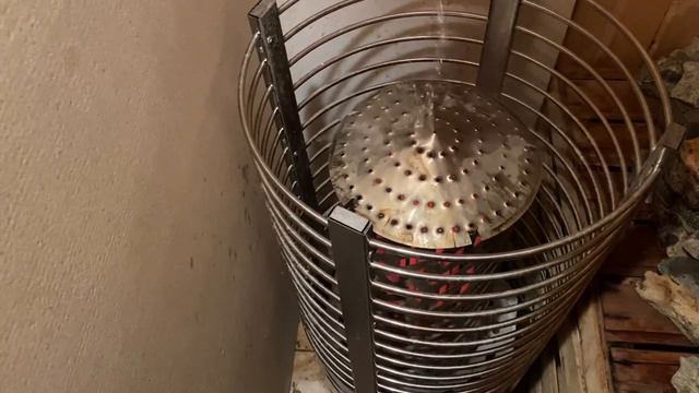 Льем воду на электрокаменку Зевс, показываем принцип защитного кожуха.Электропечь для влажной сауны смотреть онлайн