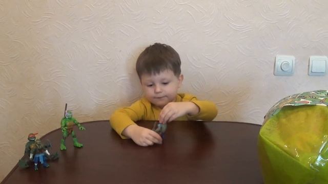Черепашки Ниндзя большое яйцо сюрприз распаковка. Open the big surprise Ninja Turtles .