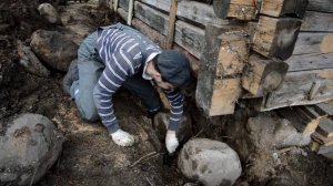 КАК ПОДНЯТЬ ДОМ ДОМКРАТОМ часть 3. СВОИМИ РУКАМИ. ЗАЛИЛ ФУНДАМЕНТ ЧАСТЯМИ