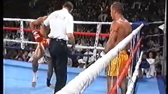 Спорт. Кикбоксинг. Р.Колаззо (Бельгия)-Срикоклам Оин (Таиланд). Турнир 