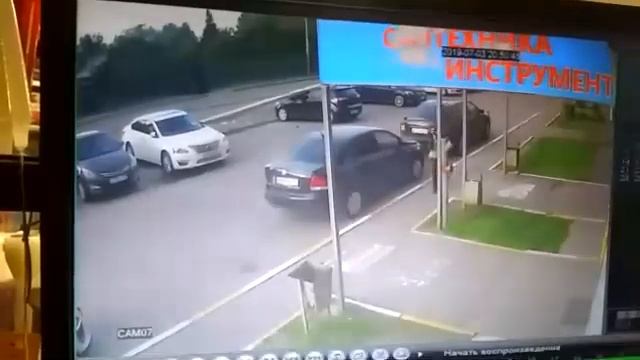 Фура снесла столб и он упал на машину. смотреть онлайн
